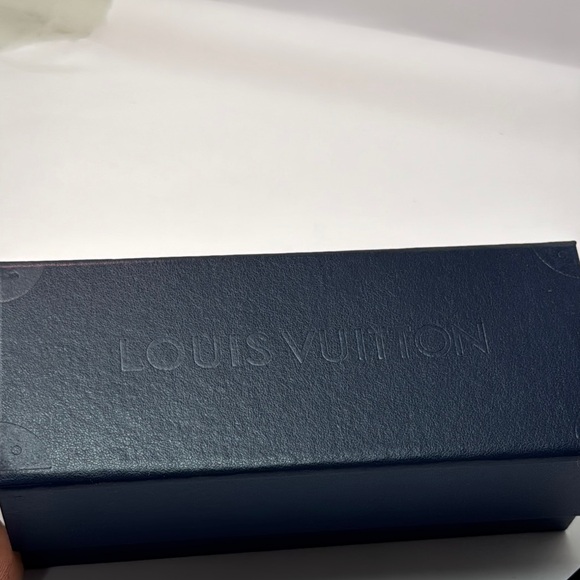 Like new women’s Louis Vuitton Gold and Brown aviator Sunglasses Reflective LV - Picture 6 of 7